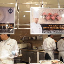 ６つののレストランのシェフたちが腕をふるっています