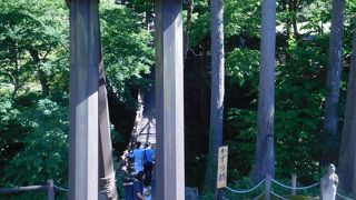 車道の横の小さなつり橋