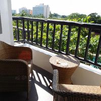 プールに面したベアンダ。海に面した部屋はありません。