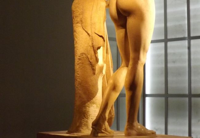 先にヘラ神殿で説明があった「赤子のディオニソスをあやすヘルメスの像」が、 ここここにあるというのでやって来ました