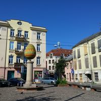 バス停から。中央モニュメントの右、レンガ色屋根の建物がホテル