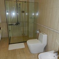 シャワーブース付きのバスルーム