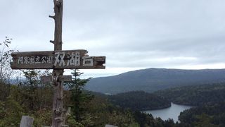 ペンケトーの奥に見える湖