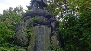 日光を守った人の像。