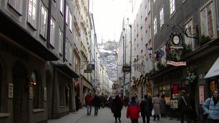 看板が下がる通り