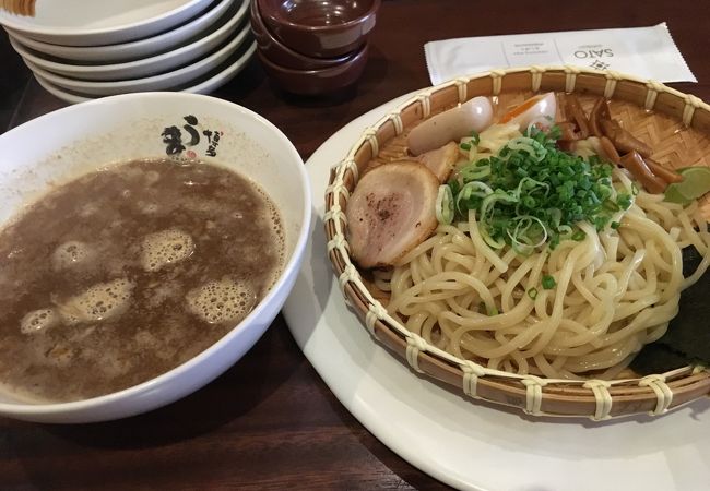 博多の美味しい豚骨ラーメンにつけ麺、ここで食べれます