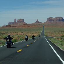 一直線の道をやって来るバイク集団。