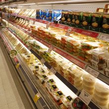 入口右側には出来合いのサンドイッチ類が・・・