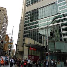 ジョージストリートとキングスストリートの交差点から地下へ