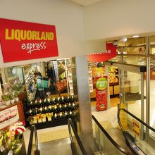 エスカレーターを下りると入口です