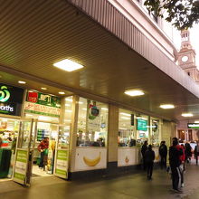 市庁舎の時計塔が向こうに見えます