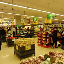 １階はとにかくお菓子の山です