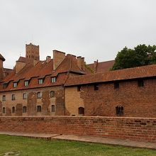 第二次世界大戦で破壊され修復したのでレンガの色が明るい。