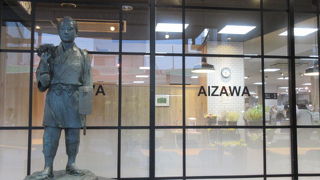 稚内のキタカラの前の大きな食料品店、二宮金次郎（尊徳）の像に注目