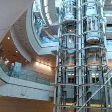 吹き抜けが開放的です