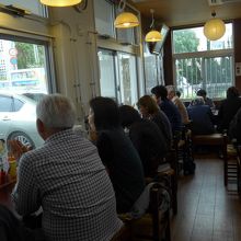 店内の様子　もちろん満席です