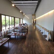 ガラスを多用してあかるい建物です