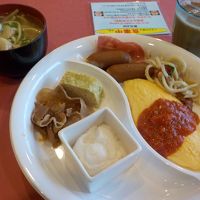 朝食：沖縄そばを作れます。ライブキッチンでオムレツ♪