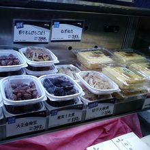 なつかしいようなおかずが並びます。