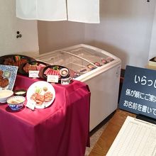 店内、入り口付近の食事見本と席待ち記入表　二組待ちです