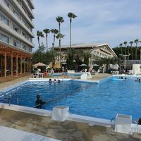 プール　左側が飛び込みプール　深さ３ｍ