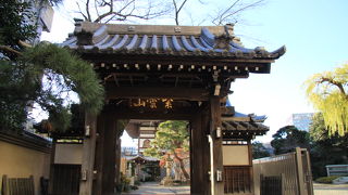 夏目坂の途中にあるお寺