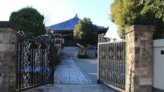 来迎寺と背中合わせ