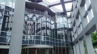 黒川紀章の建築、公園内の緑に包まれた美術館