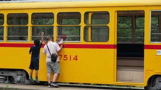 黄色い可愛い電車
