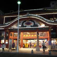 首里城風の店舗。１Fはお土産店。