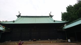 大きな黒い建物