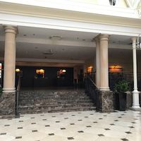 重厚なホテルロビー