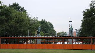 黒田清隆の像と並んで