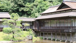 三渓園の中にたたずんでいる