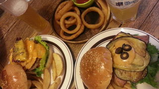 ボリュームたっぷりの豪華ハンバーガーが美味しいお店