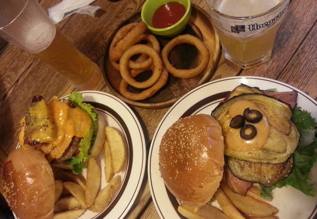 ボリュームたっぷりの豪華ハンバーガーが美味しいお店