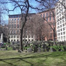 自然と建物が調和した風景の墓地