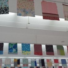 天井からたくさんの布！何かのイベントのようでした。