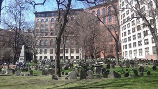 独立戦争の英雄が眠る