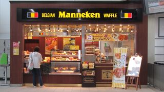 駅構内にあります