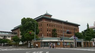 横浜市開港記念会館の向かい側にあります。