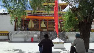 町の中心にあるチベット寺院