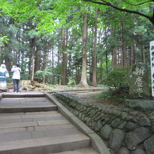 ２弁慶像へ顔を入れて撮っている外国人観光客