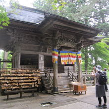 ４お堂を撮る外国人観光客