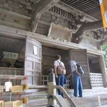 ６お堂の中を見ている観光客