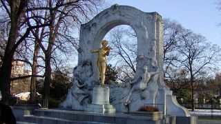 ワルツ王のヨハンシュトラウスの像