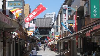 お大師さんの大山門前の仲見世通り