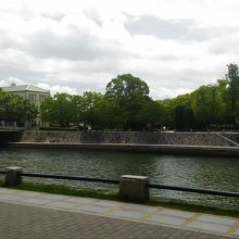 川の向こうが平和公園内になります