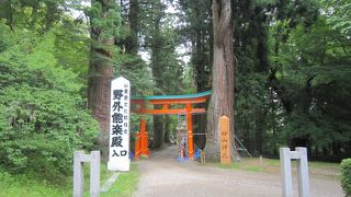 立派な能楽殿で今も使用しています