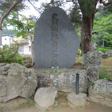 １墓石と後ろ小さく見えるのが五輪塔と半円形句碑